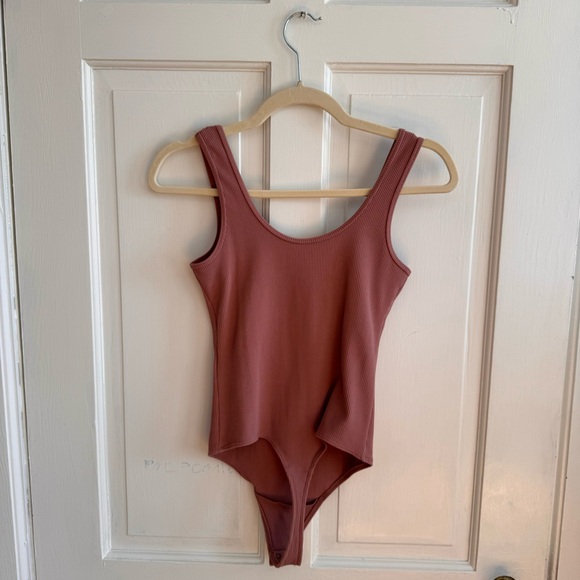 Abercrombie ribbed fabric tank bodysuit in dusty rose color, size XS - Picture 2 of 4